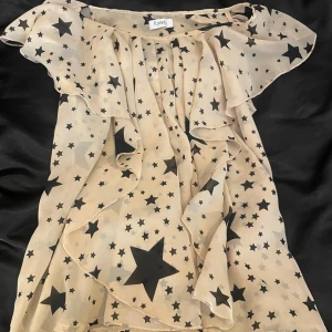 Snyggt linne - Jätte fint linne som är nästan helt ny🫶🏻, sitter jätte snyggt💗