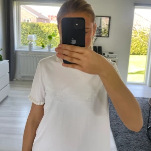 T-shirt från zara med pärlor  - Jätte sör t-shirt från zara med små söta pärlor på ärmarna! Använd några gånger men fortfarande i bra skick! Är i storlek S men passa XS då den är ganska kort! 💞☺️ Hör av dig vid intresse eller mer information/bilder! 