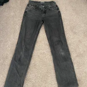 Ett par svarta lågmidjade jeans från Gina💕Ganska använda men bra skick. Ingen bra bild men be om fler om det behövs❤️/Skriv gärna