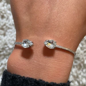 Caroline Svedblom armband  - Superfint silver Caroline Svedblom armband. Knappt använd och boxen kommer med. Super fin nu till våren och sommarn💘💘☀️