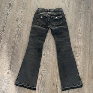 Lågmidjade jeans - Säljer ett par lågmidjade jeans med knappt vid fickorna, köpte dom från Gina Tricot för 500kr💕 Dom är i storlek 32 men har sprätt upp så dom passar för någon som är ca 163-166💕💕(kolla sista bilden)  kom privat för fler bilder eller frågor😊