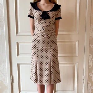 Prickig klänning, Stop Staring! - Jättefin beige prickig klänning i skönt material. Storlek L. Lite stretch. Modellen på bilden är 173 cm och har storlek 38 i de flesta andra kläder. Aldrig använd. Vi har lagt ner vår klänningsbutik och säljer ut. Ny pris är 2000-3000kr