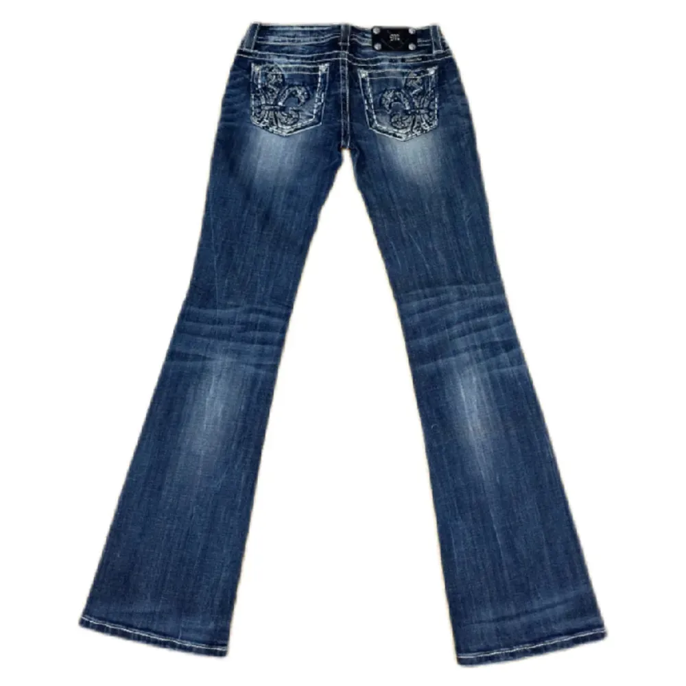 Miss me jeans i modellen Signature/Boot. Midjemått är 38,5, grenhöjden är 17,5 och innerbenslängd är 84. Jeansen är som nya! . Jeans & Byxor.