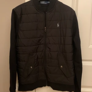 Ralph lauren cardigan - Min riktig feta Ralph lauren cardigan som köptes för  Mitt pris 1500 Storlek M  Färg Svart  Mer bilder eller frågor är det var att ställa 