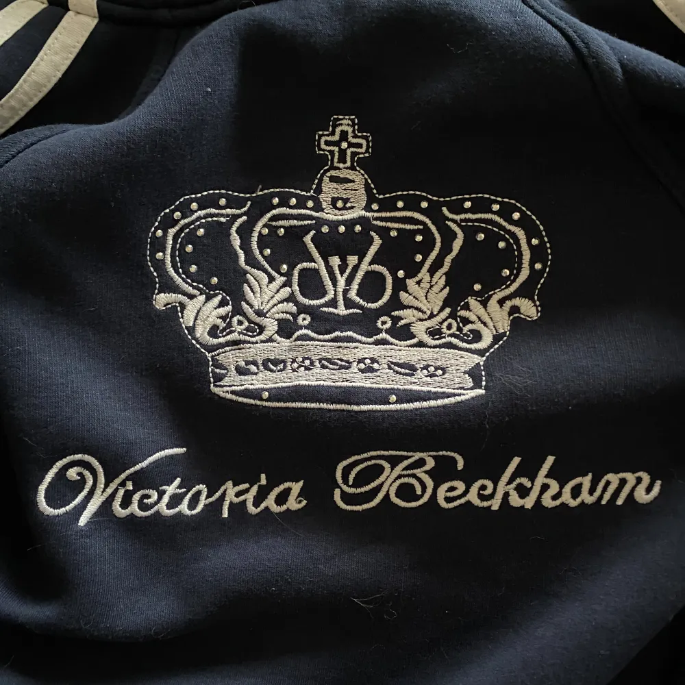 Jättefin o skön zip up hoodie med rhinestones.. Hoodies.