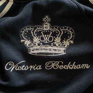 Jättefin o skön zip up hoodie med rhinestones.