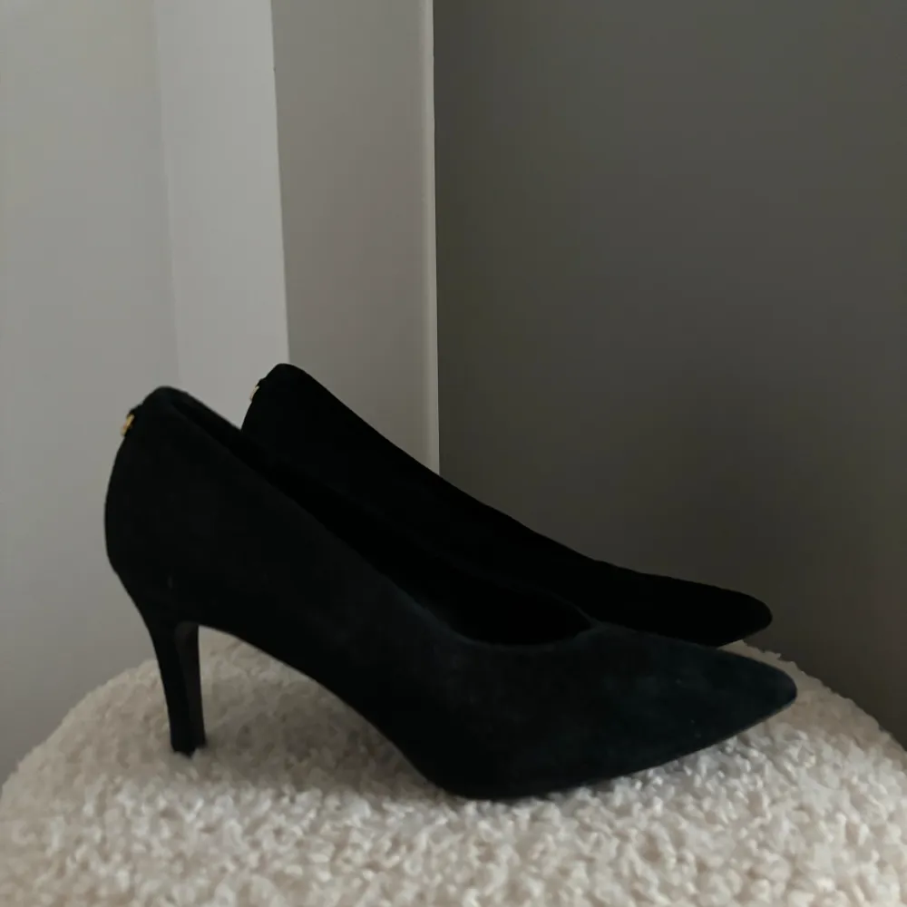 Säljer dessa superfina svarta klackar i mocka från scoretts egna märke Novita. Modellen heter Ketty Pumps och har en 8cm klack. De är endast använda under en kväll och är sjukt bekväma och snygga! Nypris 1200kr. Skor.