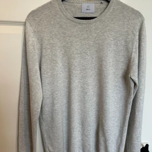 Tunnstickad grå tröja, Bläck - Säljer en tunnt stickat grå tröja. Perfekt för vår och sommarkvällar. Begränsat använd.