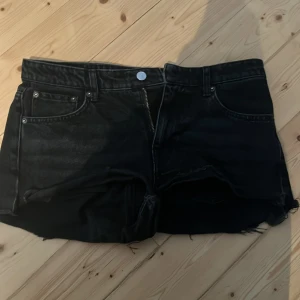 Jeansshorts  - Ett par svarta jeansshorts från weekday🩷