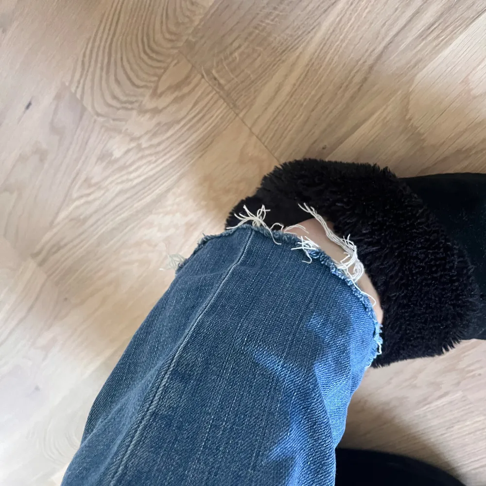 Jättefina vintage jeans från Levi’s med låg midja och rak modell. Väldigt sköna att ha på sig, säljer då jag har liknande andra. De är dock avklippta så skulle säga att de är W29 L 30 och inte L32. Jeans & Byxor.