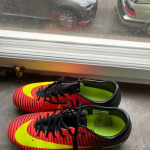 Fotbollsskor - Säljer dessa Nike vapor. Deras ända skada är där fram och ett tuggummi som fastnat under skon (går att ta bort. Storlek 41