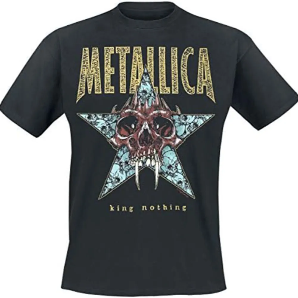 Säljer min vintage Metallica tröja för den kommer inte till användning, den är XS men det är loose fit på den så skulle säga att den passar även M ganska Baggy! 💕. T-shirts.