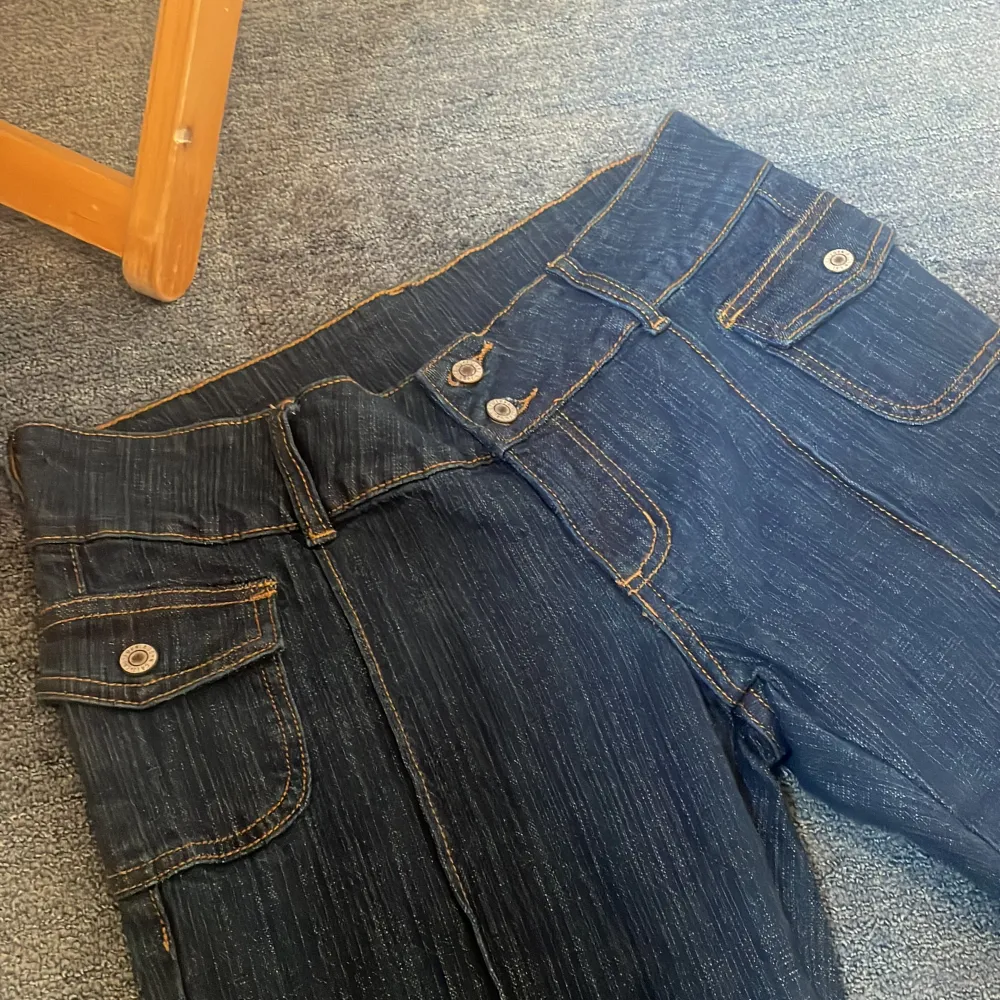 helt oanvända! lågmidjade & bootcut jeans från brandy melville. är för långa på 158 cm. midjemått tvärs över: 38 cm. innerbenslängd: ca 81 cm. ORGINAL PRIS: 600 kr. Jeans & Byxor.