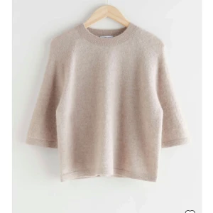 & Other stories kortärmad stickad - Säljer denna tröja från & other stories💝 nypris: 690kr