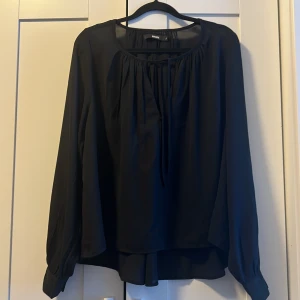 Tunn blus  - Använt sällan och väldigt rent, som ny. 