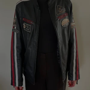Skinnjacka retro - Vintage skinnjacka som tyvärr inte kommer till användning, köpt på en marknad för 1700kr🙌🏼