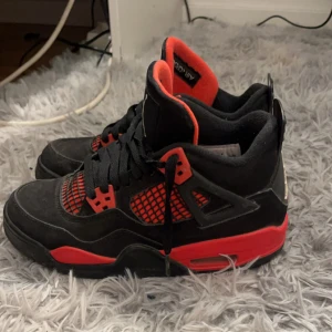 Jordan 4 red thunder  - Säljer mina Jordan 4 eftersom dem inte kommer till någon användning. Haft dem i ungefär 2-3 år och har inte används så mycket, lite små repor oså men inget som syns mycket. Äktahetsbevis och kartong följer med💕 pris kan diskuteras 