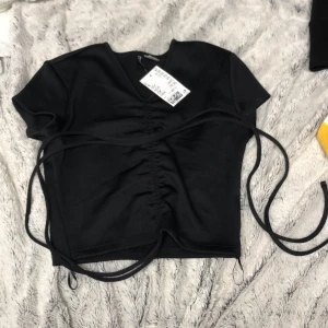 Svart knyt tröja - En svart din knyt tröja som jag köpte från h&m för kanske två år sedan men aldirg använde så prislappen sitter kvar.