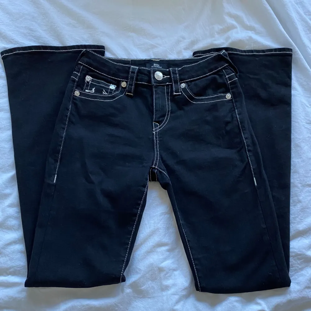 Lågmidjade bootcut True religion jeans. Inköpta för två månader sedan och jag har inte använt dem mycket. Dem är i storlek 26 och passar mig helt okej bra i längd, jag är 173 cm.  Vid intresse och frågor skriv gärna!. Jeans & Byxor.