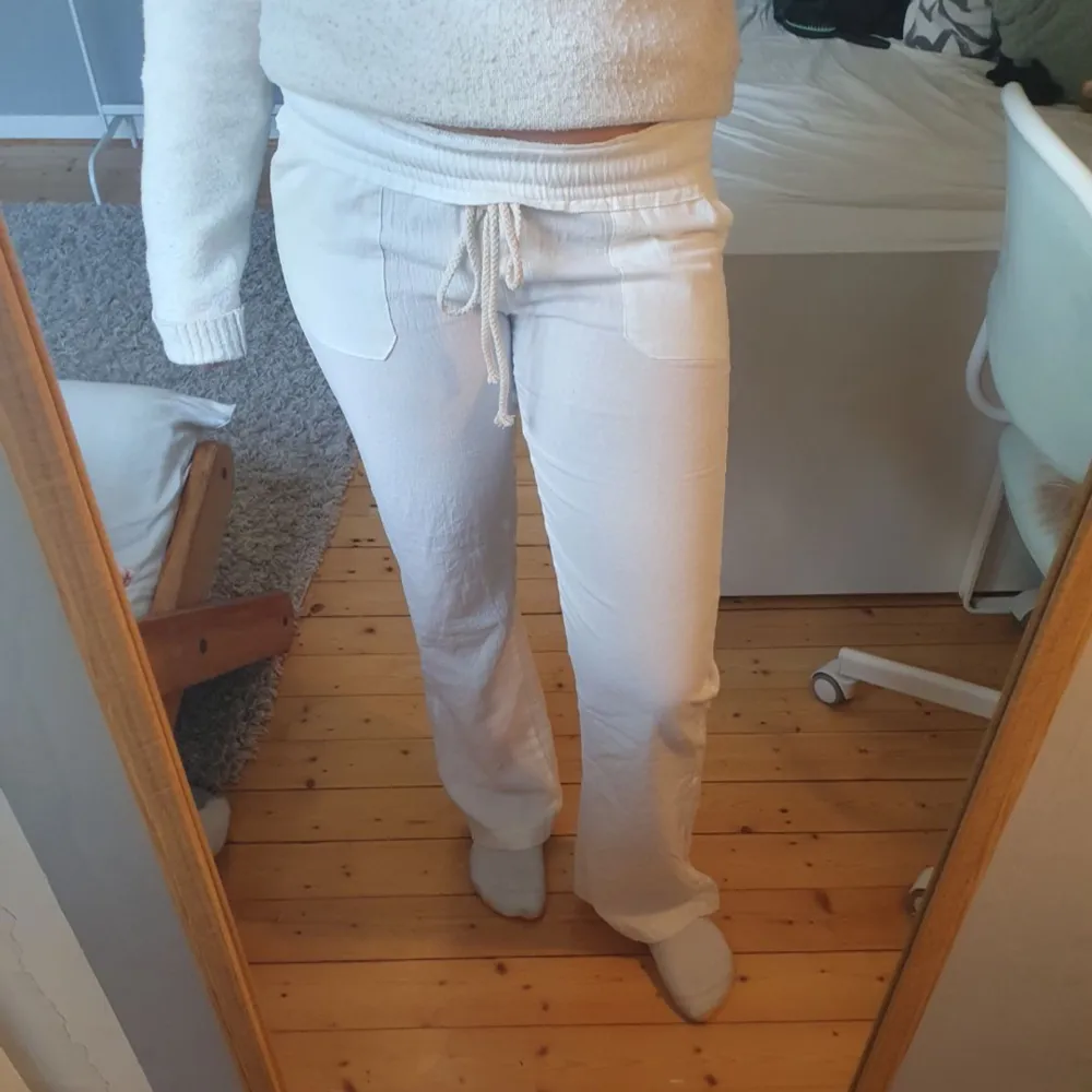 Linnebyxor från nymock men liknar roxy, de är midwaist men de går att vika ner så de blir lowwaist som de är på bilden, skicket är som nytt och helt oanvända 🙌 Jag är 158cm och de sitter perfekt i längden på mig ! Skicka prisförslag gärna !. Jeans & Byxor.