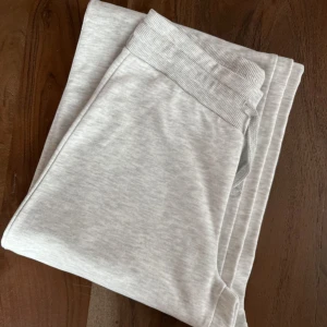 Nya Lågmidjade Mjukisbyxor - Fel storlek, aldrig använda. Lågmidjade raka mjukisbyxor 😍