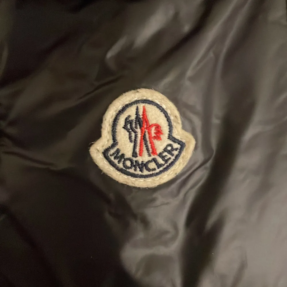 Säljer nu min moncler cardigan eftersom den är för liten för mig. Perfekt nu till sommaren eller nu till våren.NFC scan funkar perfekt.. Jackor.