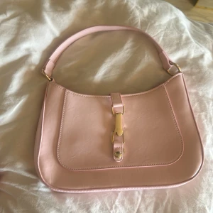 Rosa väska  - Fin rosa är nån enstaka fläck på den bak men syns kanppt går nog att få bort me små medel 