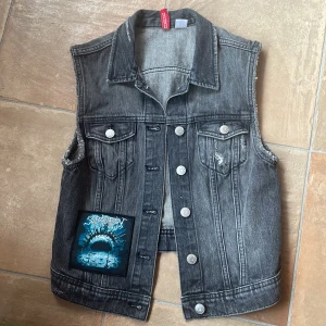 Metal jeans väst - Grå jeansväst, med metalbandet ”suffocation” patch påsydd🤘🤘 Skriv för mer info/bild på 😁