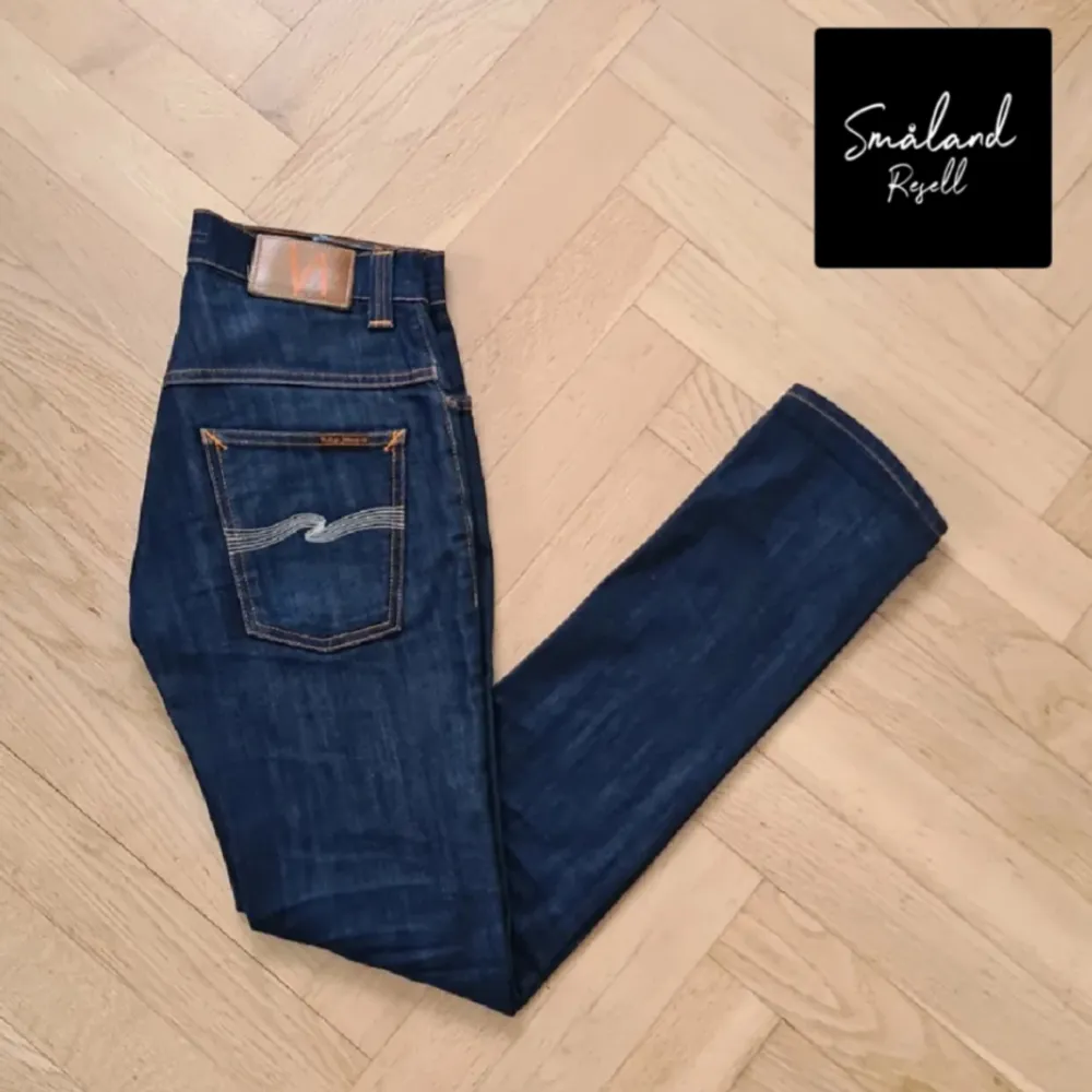 Mörklå Nudie Jeans av modellen Thin Finn👖Perfekt inför våren!🏡 | Skick: 10/10 ⭐️ (inga feffekter) | Passform: Slim/straight | Pris: 499 kr (diskuterbart) | Modellen är 160 cm för refferens (165-175 rekomenderas) | Hör av er vid minsta fundering ☺️. Jeans & Byxor.
