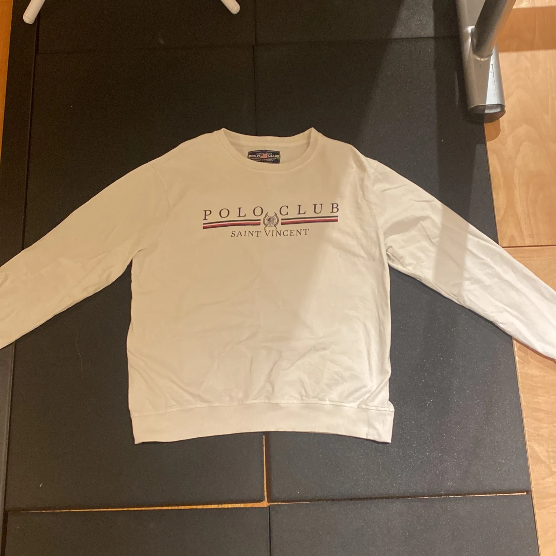 En vit polo club tjocktröja utan huva 
