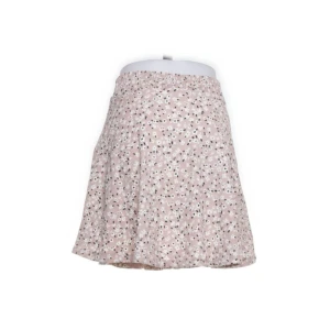 Rosa blomig kjol  - Jättefin Kjol från lager 157.  bra sick då jag nästan aldrig använt den. Hör av er om ni vill ha fler bilder eller har frågor :)