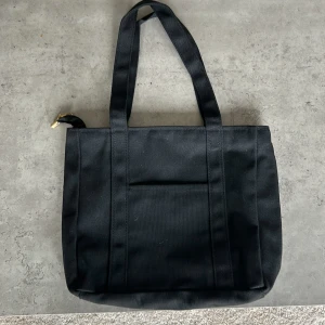 Handväska🩷 - Säljer en oanvänd handväska med guld dragkedja🩷Den har även ett ytterfack på framsidan🩷  Måtten är 30x25