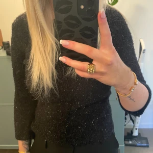 Stickad tröja  - Stickad tröja med trekvarts ärm och glitter🩷 Storlek XS/S, jättebra skick