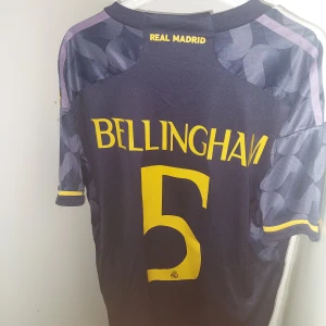 Real Madrid Fotbollströja, Bellingham #5 - Real Madrid bortatröja 🏆 2023/24 🏆 I nyskick 🏆 Bellingham, #5 🏆  För endast 449kr kan detta världskända matchställ bli ditt! Hör av dig vid funderingar.