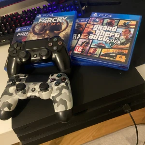 Ps4, 3 spel includeras, Skickas via postnord  - Säljer ps4, allt ingår, kablar, kontroller, 3 spel. Denna varan skickas via postnord!