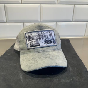 Emillio pandenza keps - Emillio pandenza keps perfekt till våren!  Skick 9/10  Storlek O/S Mitt pris 149kr Nypris 700kr