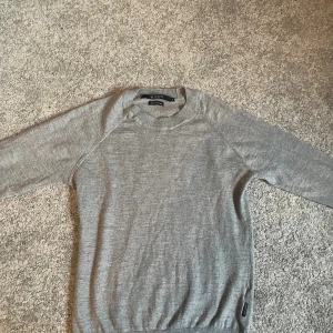 Tiger of Sweden stickad tröja stl: M - Tiger of Sweden Stickad Tröja  Storlek M 2 st små hål under höger armhåla (Se bild)