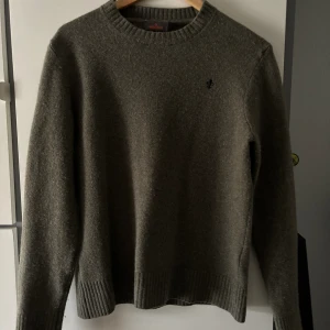 Morris Kashmirtröja - Kashmirtröja från Morris. Köpt förra året för cirka 2000kr på Johnells. Använd ett fåtal gånger och liten i storleken så passar som S/M