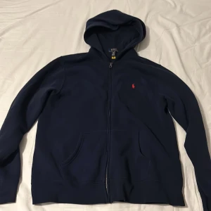 Ralph Lauren Hoddie - Säljer pga för stor! Köpte den nyss och kände direkt att den va för stor! Storleken på den är XL i barn! Skulle säga att den passar 170! Säljer billigt vid snabbt köp! Den är äkta! Kan visa kvitt om det ska behövas😁
