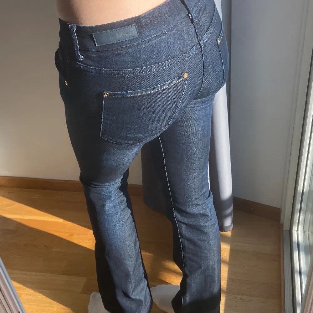 Super snygga Lågmidjade jeans från H&M, jag säljer för att dme sällan kommer till användning. Super bra skick och kvalite. . Jeans & Byxor.