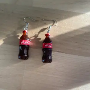 Egentillverkade örhängen Coca Cola