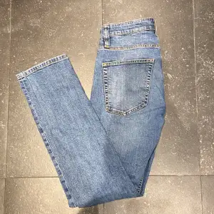 Blå jeans från lager 157 i modellen rocket. Perfekta för dig som söker grish stil. Rak modell och i storlek S. Använd ett fåtal gånger. Hör av er vid frågor!