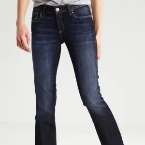 Säljer dessa mavi jeans som nästan är helt oanvända då de inte kommer till användning💖