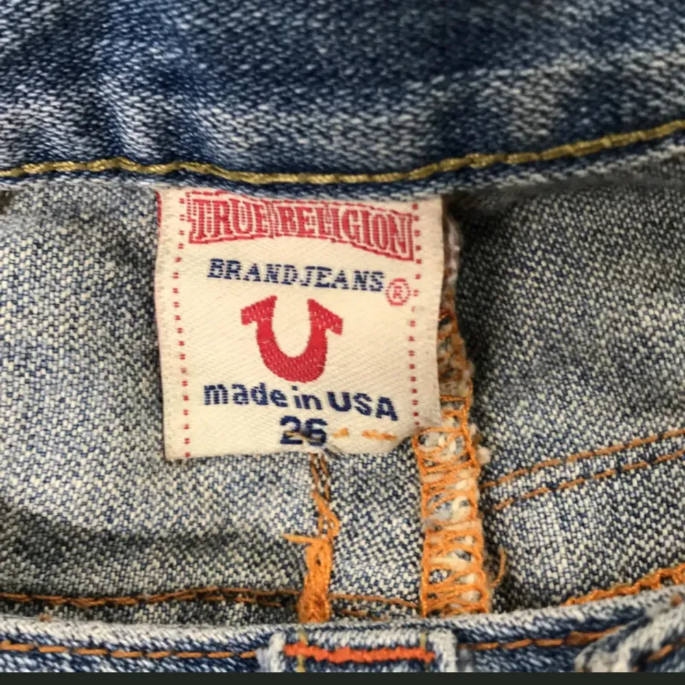 vintage äkta true religion jeans som jag aldrig använt, så snygga i bra använt skick. midjemått 73cm, innerben 74cm. storlek 26. hälen e lite snyggt trampad, skriv för frågor elr mer bilder❤️ (kan ej skicka bild på pga för små) pris kan diskuteras . Jeans & Byxor.