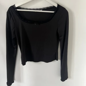 Svart topp - Svart topp med spets