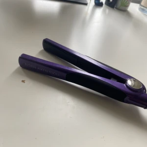 mini plattång  - säljer mini plattång som aldrig kommer till användning pga att jag har för tjockt hår för den! den är som ny och i ett väldigt fint skick! Fler bilder kan fås på DM! 