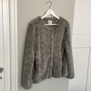 Pälsjacka (fejkpäls) Saint tropez - Grå fejk-pälsjacka från Saint Tropez  Storlek M