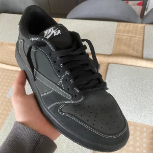 Travis Scott black phantoms - Tjena!  Säljer nu mina Travis scott black phantoms. Vet ej om dom är äkta eller fakes, har legat i min garderob i 2 år. Köps på egen risk