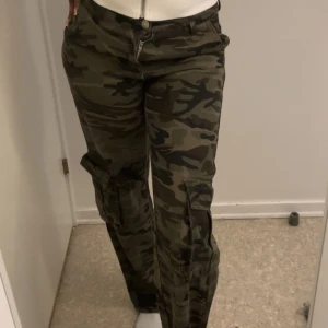 Cargopants  - Lådmidjade cargopants strl 34 använd 2-3 gånger 