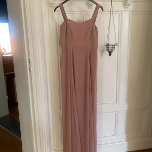 Balklänning eller lärarmiddag - Mjukrosa långklänning med slit och ärmar som går över överarmen (se bild )använd 3 timmar köparen står för frakten eller hämtar själv 